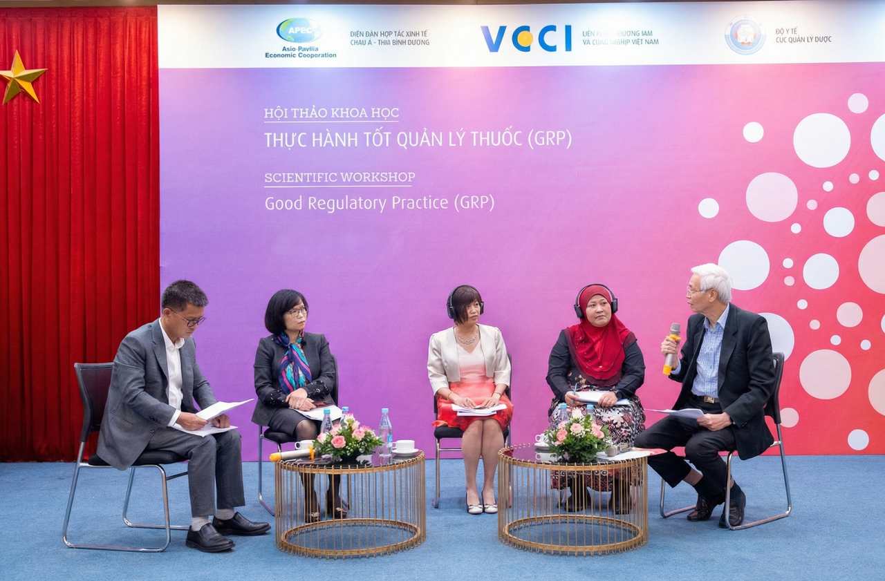 Các chuyên gia trong và ngoài nước đang thảo luận chia sẻ kinh nghiệm và giải pháp nâng cao quản lý thị trường dược phẩm