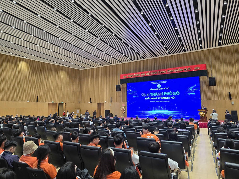 Quang cảnh diễn đàn.&nbsp;