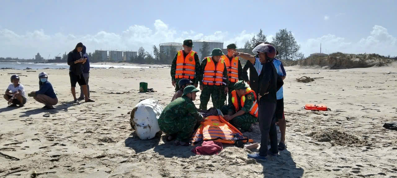 Quân y tiến hành các bước sơ cứu và khẩn trương đưa bệnh nhân đến cơ sở y tế tuyến trên để cấp cứu, điều trị. 