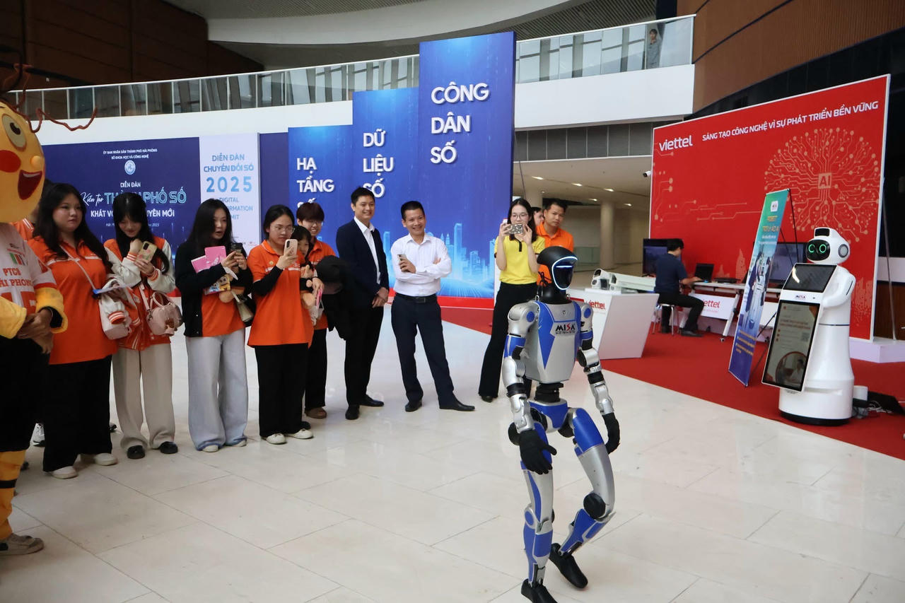 Gian trưng bày, trải nghiệm giải pháp công nghệ số tại diễn đàn.