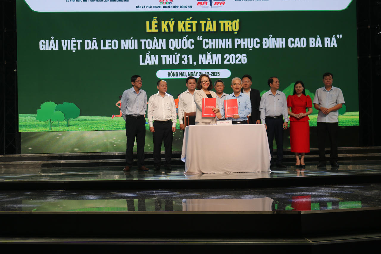 Ba Nguyễn Thị Minh Nhâm, Tổng biên tập Báo và Phát thanh, Truyền hình Đồng Nai - Trưởng Ban Tổ chức giải ký kết hợp tác với các nhà tài trợ tại buổi họp báo.