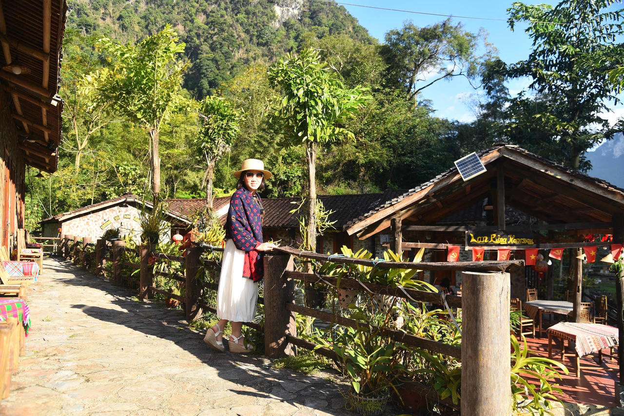 Người dân nơi đây đã phát triển du lịch từ chính những ngôi nhà sàn đá của mình. (Ảnh: Lê Hanh)