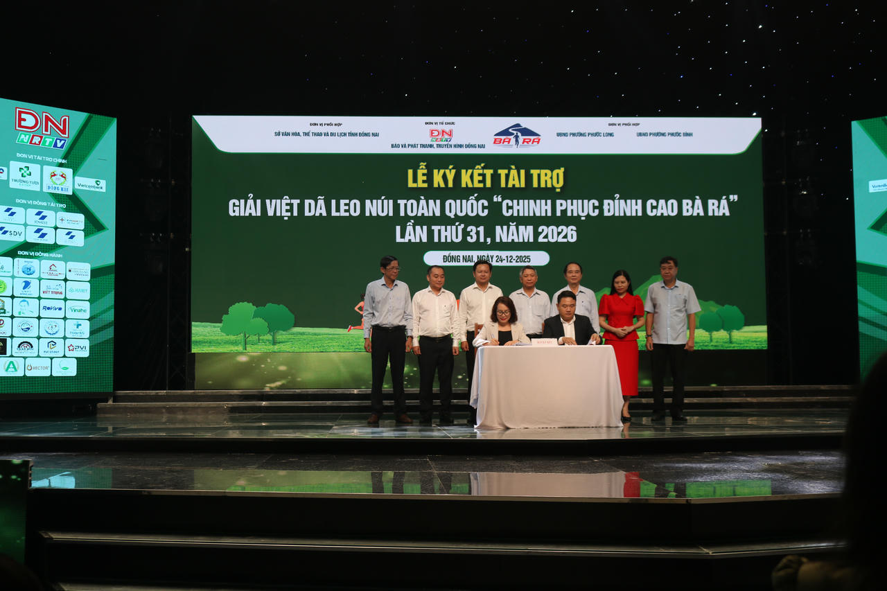 Ba Nguyễn Thị Minh Nhâm, Tổng biên tập Báo và Phát thanh, Truyền hình Đồng Nai - Trưởng Ban Tổ chức giải ký kết hợp tác với các nhà tài trợ tại buổi họp báo.