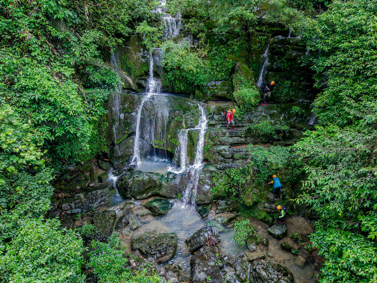 Thác Mây với dòng nước trắng xóa len lỏi chảy giữa rừng già Di sản Phong Nha - Kẻ Bàng. Ảnh: Jungle Boss