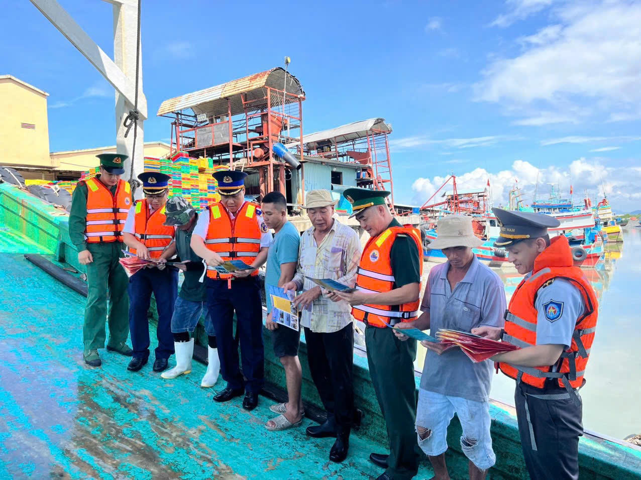 Bộ đội Biên phòng TP HCM phối hợp cùng lực lượng Cảnh sát biển tổ chức tuyên truyền trực tiếp cho ngư dân.