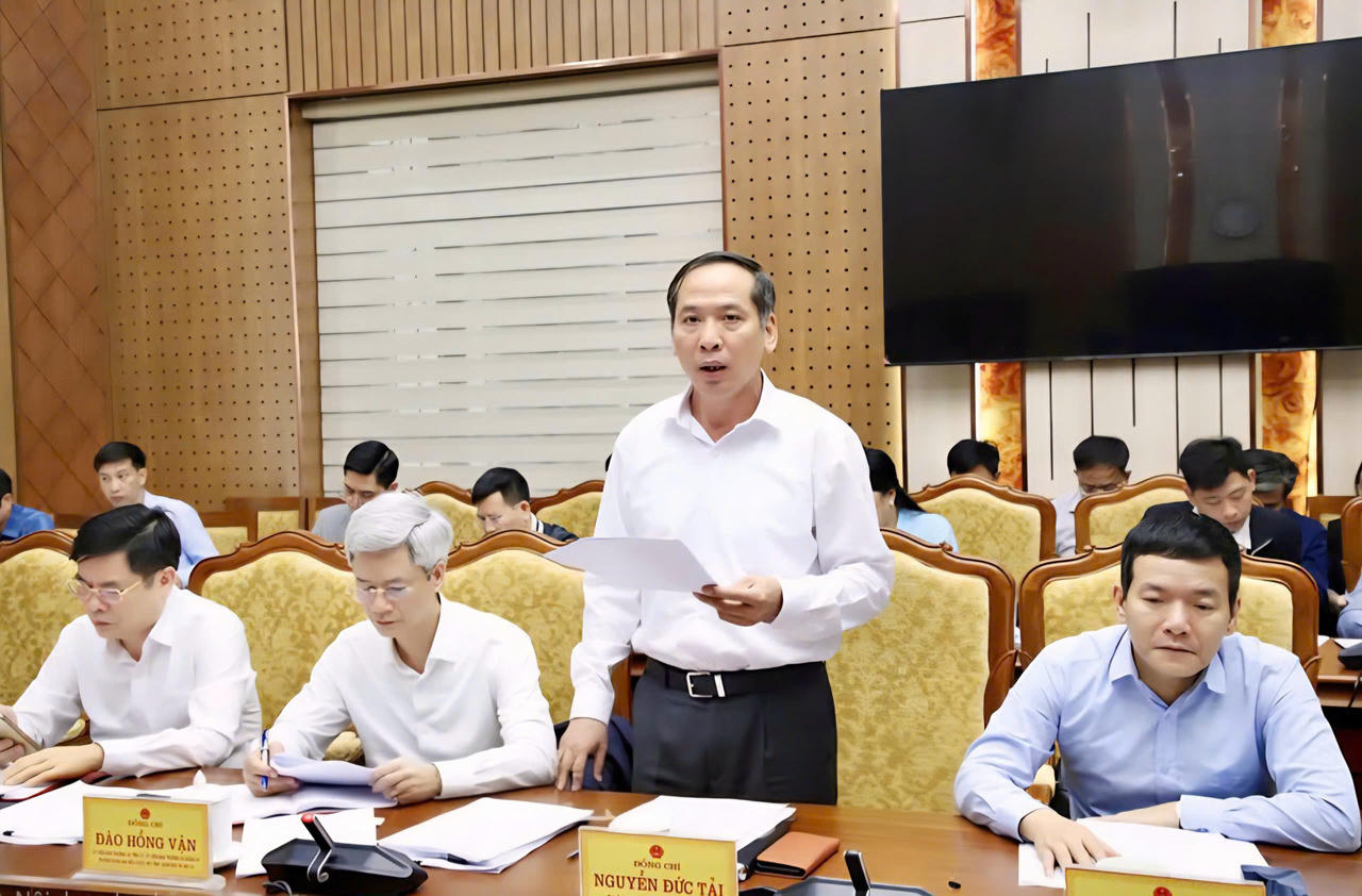 Lãnh đạo Sở Tài chính trình bày báo cáo tại cuộc họp.