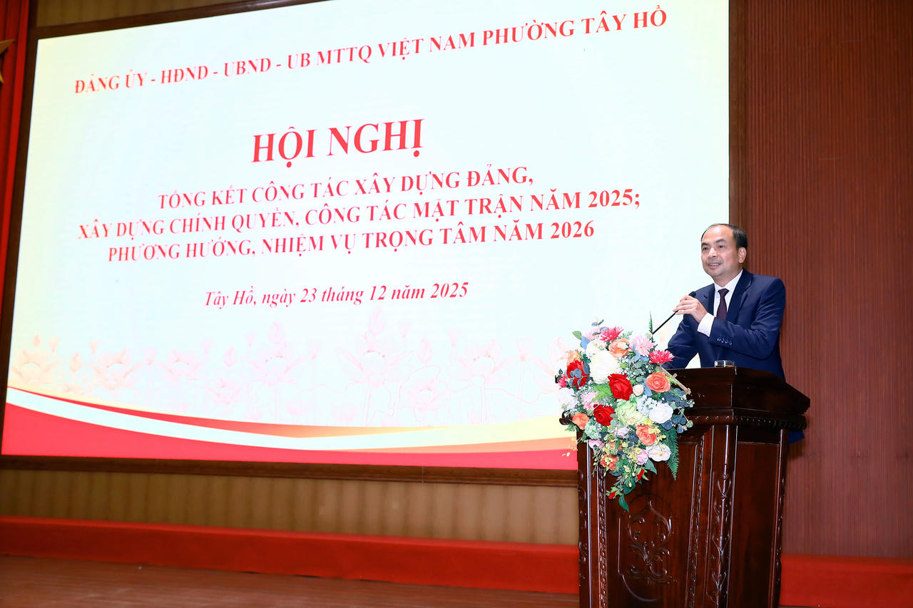 Ông Nguyễn Đình Khuyến - Bí thư Đảng ủy, Chủ tịch HĐND phường Tây Hồ phát biểu tại Hội nghị (ảnh Thanh Phong).