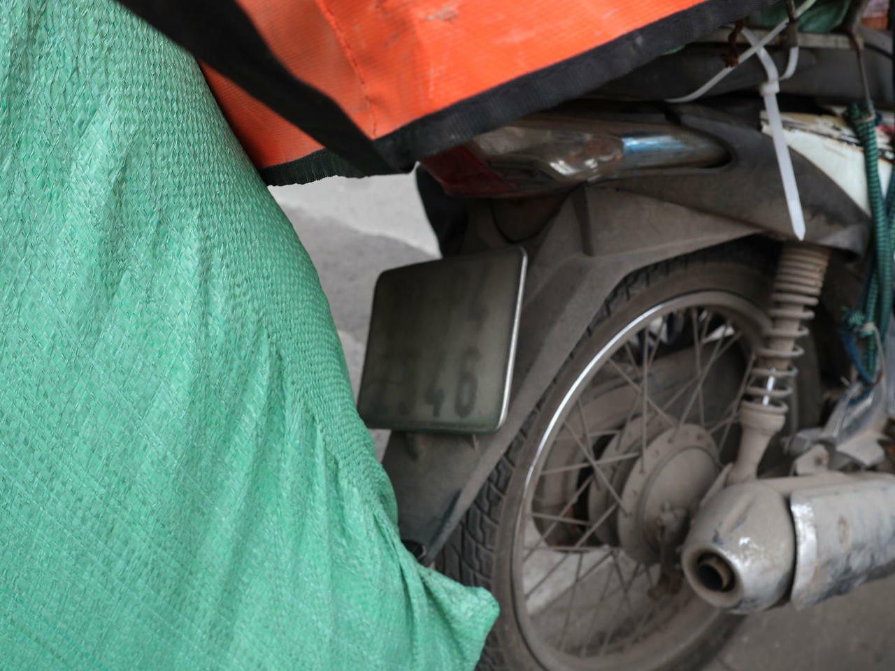 Các tài xế đều có chung vi phạm là chở hàng hàng hoá che hết biển số xe. Ảnh: Công an TP Hà Nội