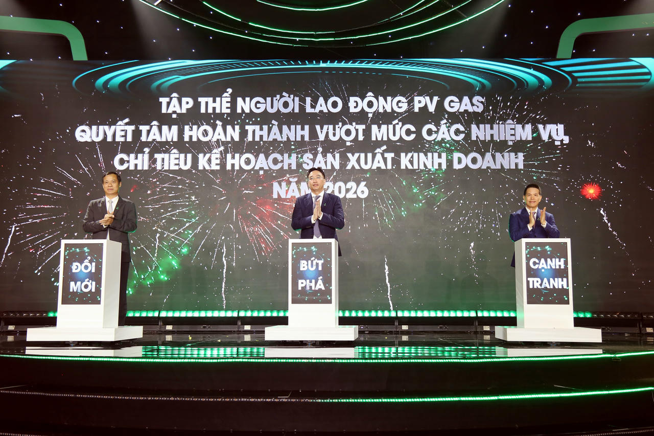 Đại diện Lãnh đạo, người lao động PV GAS thực hiện nghi thức phát động thi đua hoàn thành thắng lợi các chỉ tiêu kế hoạch năm 2026.