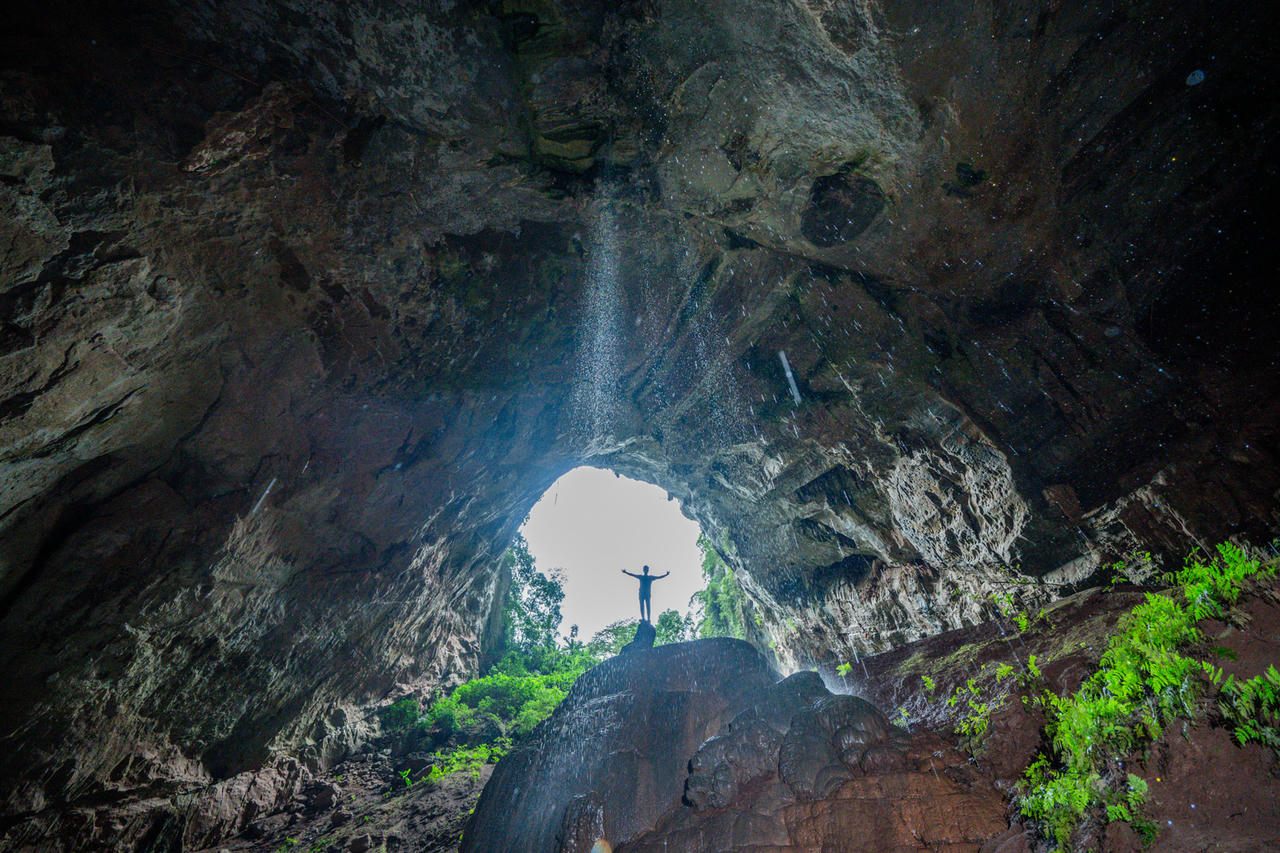 Những dòng nước lớn đổ từ trần hang Pygmy tạo thành “vòi sen” khổng lồ. Ảnh: Jungle Boss