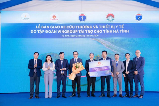 Tập đoàn Vingroup trao tặng 15 xe cấp cứu và thiết bị y tế cho tỉnh Hà Tĩnh.