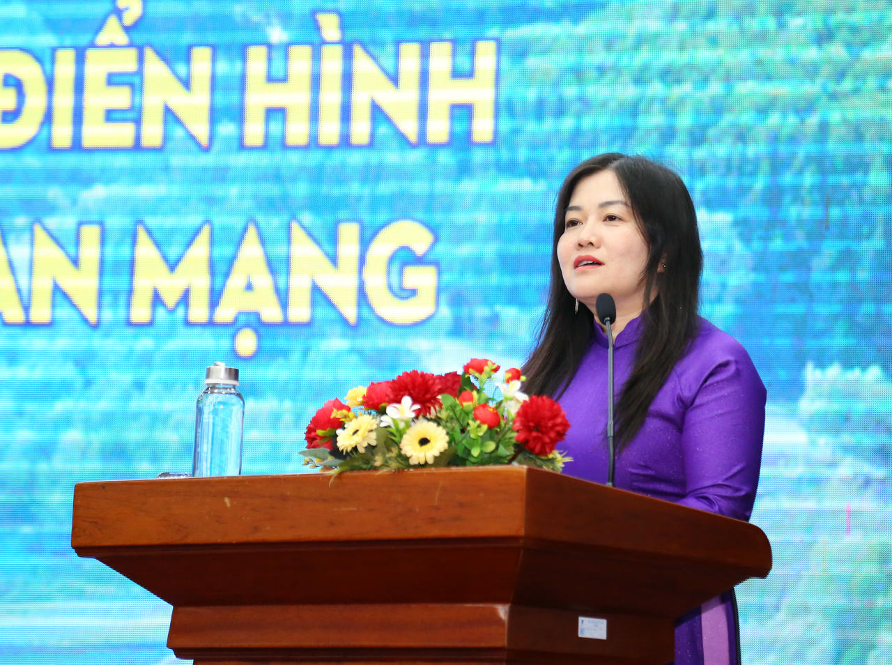 Được sự ủy quyền của Thường trực Tỉnh ủy Cà Mau, bà Võ Thị Ngọc Hân – Phó Chủ tịch Ủy ban MTTQ Việt Nam tỉnh Cà Mau, thay mặt lãnh đạo tỉnh phát biểu chỉ đạo tại Hội thảo.