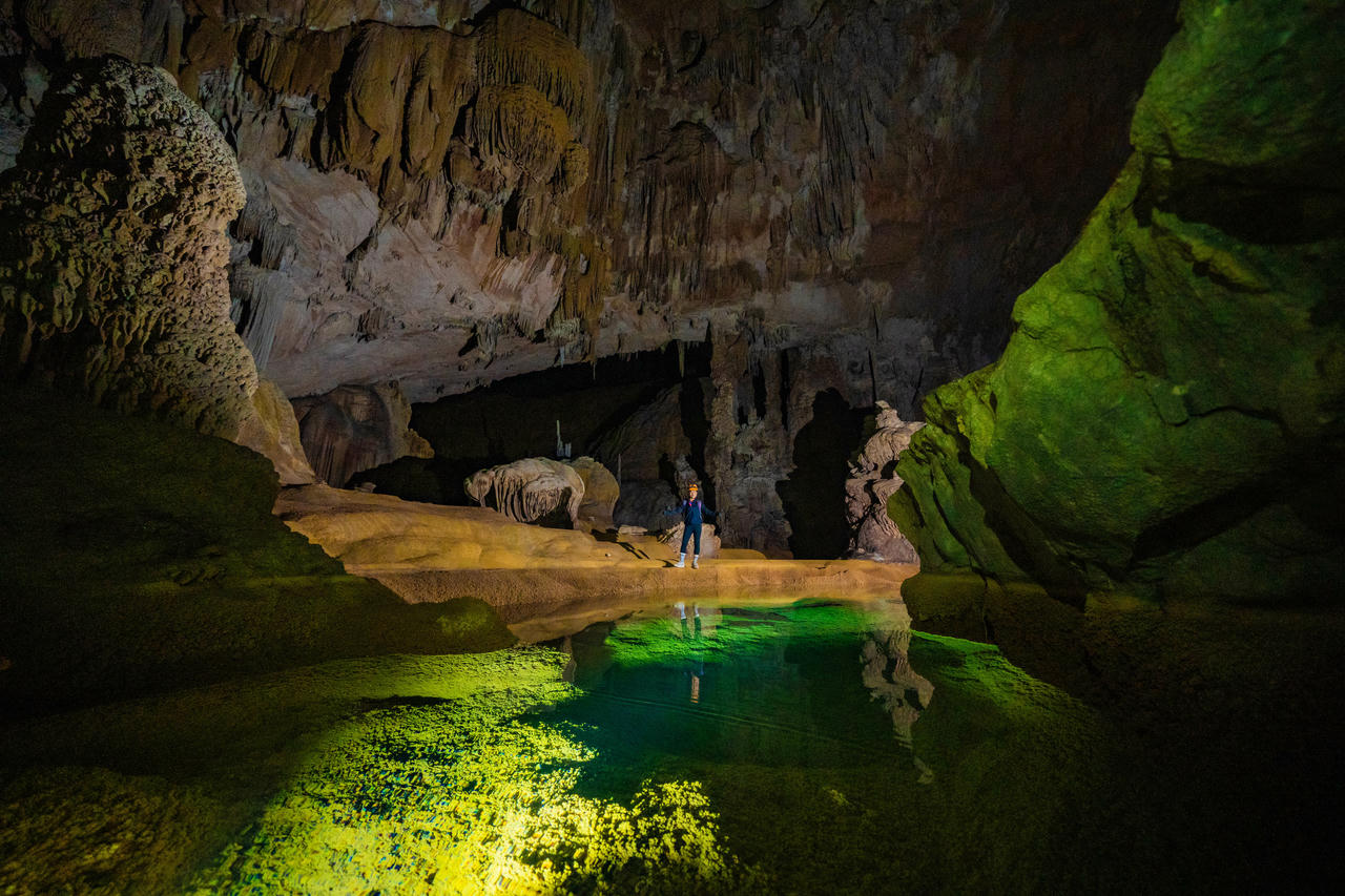 Hồ canxi màu xanh lục bảo độc đáo, là điểm check-in và trải nghiệm yêu thích của nhiều du khách. Ảnh: Jungle Boss