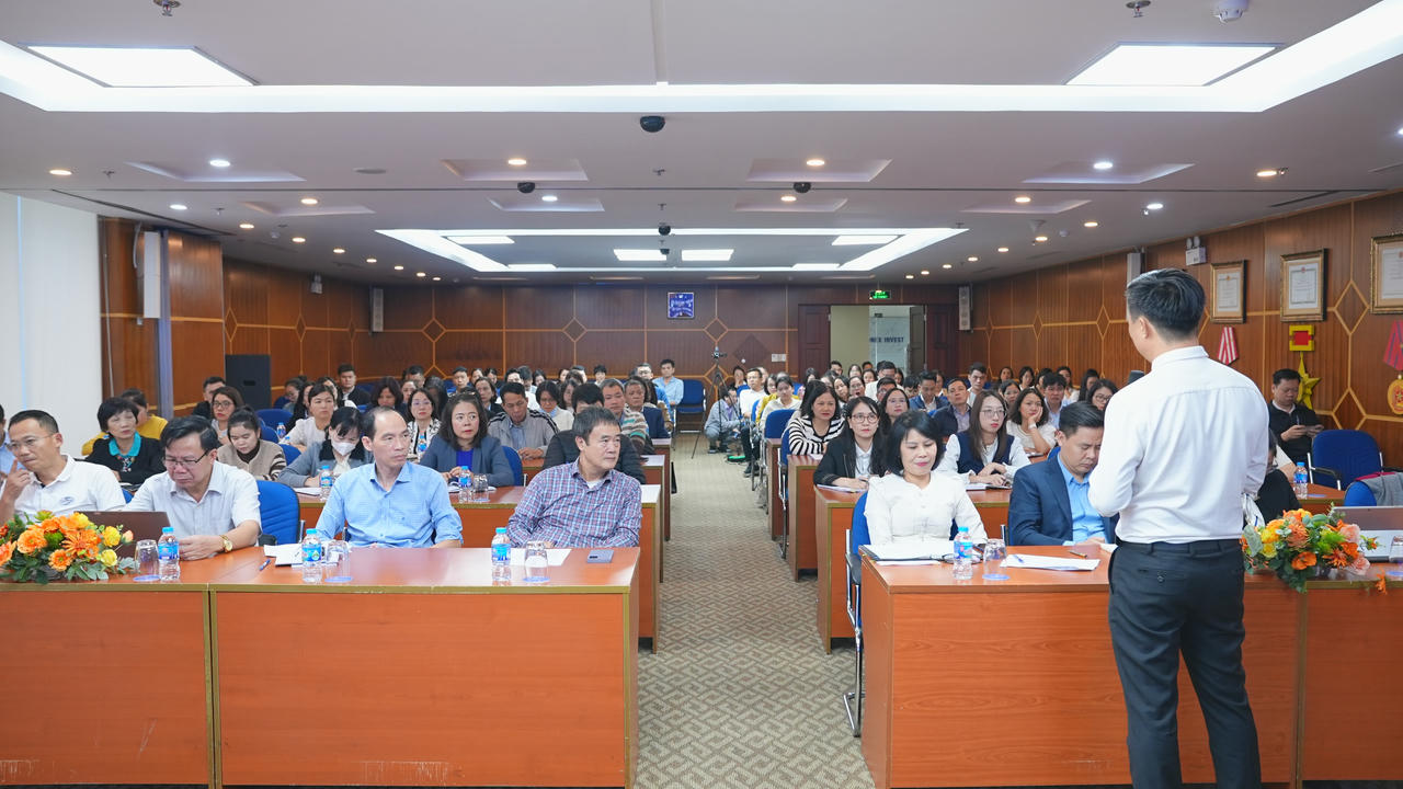 Tại buổi tập huấn nhiều câu hỏi thực tiễn đã được đặt ra và giải đáp trực tiếp
