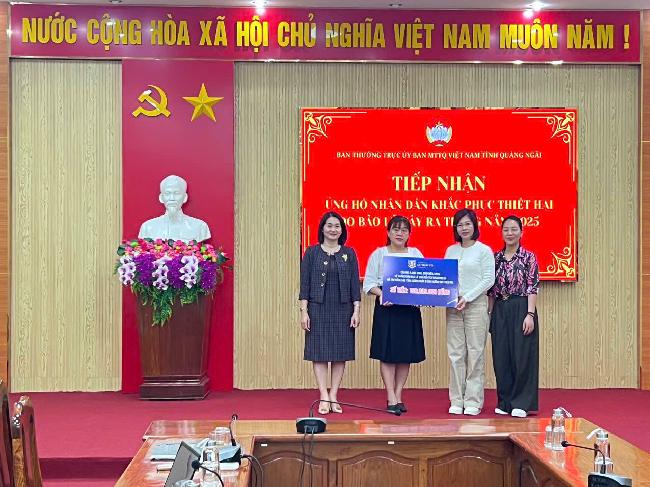 Phó Chủ tịch TT Uỷ ban MTTQ Việt Nam tỉnh Quảng Ngãi Y Thị Bích Thọ tiếp nhận quà tặng do đại diện cha mẹ học sinh, giáo viên, CBCNV Hệ thống giáo dục Lý Thái Tổ ủng hộ 100 triệu đồng.