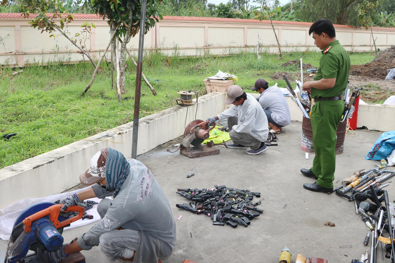 Công tác tiêu hủy vũ khí, công cụ hỗ trợ được thực hiện dưới sự giám sát chặt chẽ của Hội đồng, bảo đảm tuyệt đối an toàn về người và tài sản.
