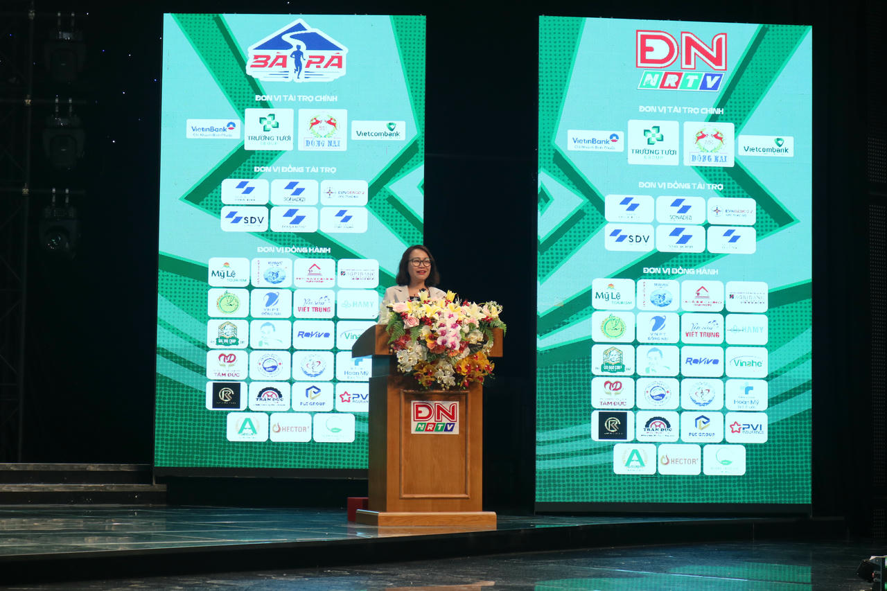 Bà Nguyễn Thị Minh Nhâm, Tổng biên tập Báo và Phát thanh, Truyền hình Đồng Nai - Trưởng Ban Tổ chức giải phát biểu tại buổi họp báo.