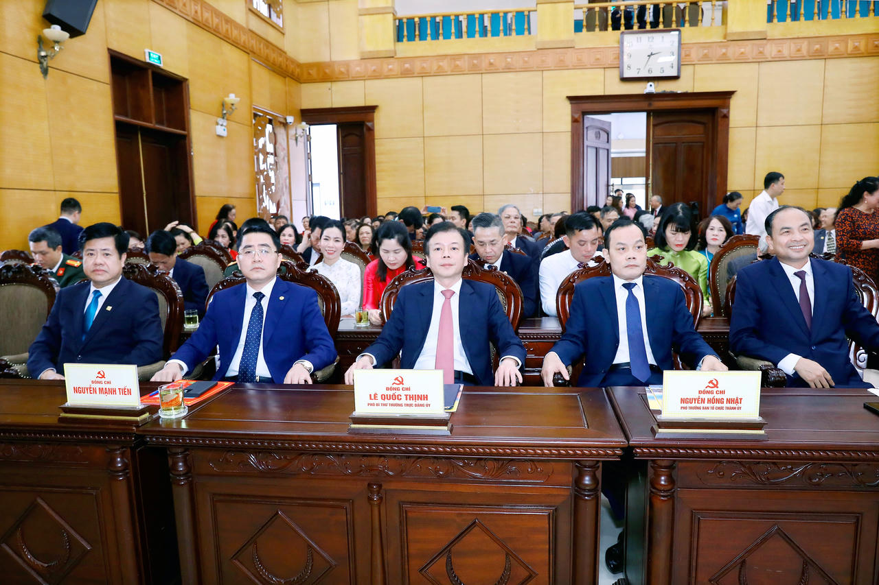 Các lãnh đạo phường Tây Hồ tại Hội nghị (ảnh Thanh Phong).