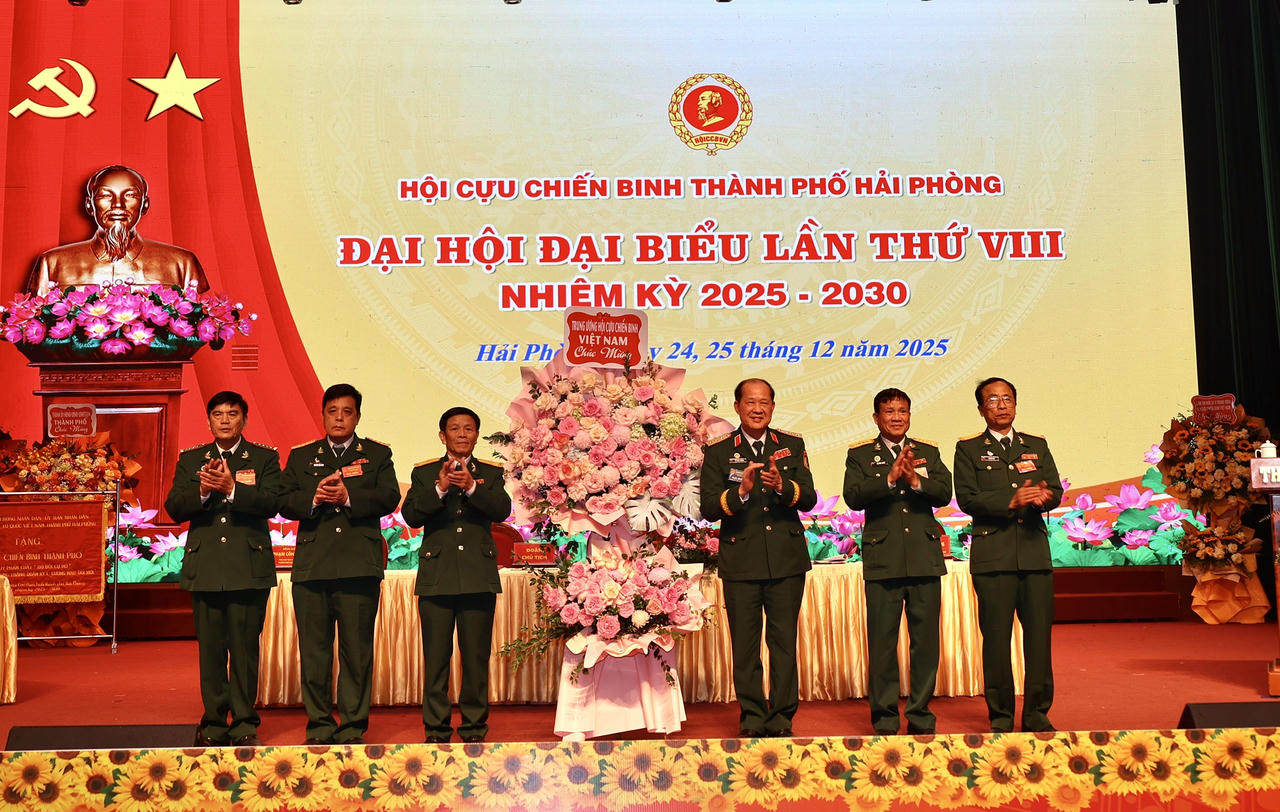 Thượng tướng Bế Xuân Trường, Phó Chủ tịch Trung ương MTTQ Việt Nam, Chủ tịch Hội CCB Việt Nam tặng hoa chúc mừng Đại hội.