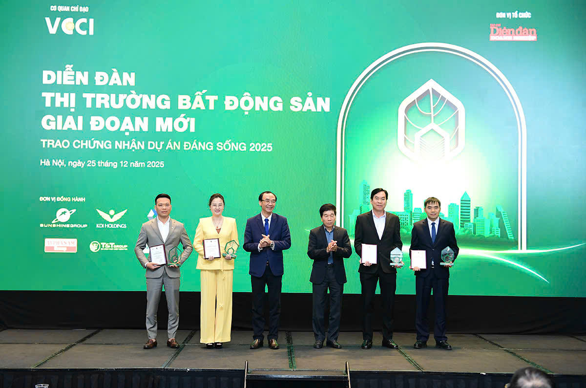 Ông Hà Văn Giang – Giám đốc Điều hành Công ty CP TNG Land nhận chứng nhận ‘Dự án Đáng sống 2025”.