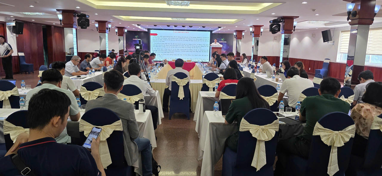 Các đại biểu, lãnh đạo, biên tập viên, phóng viên các cơ quan báo chí khu vực phía Nam tham dự Toạ đàm.