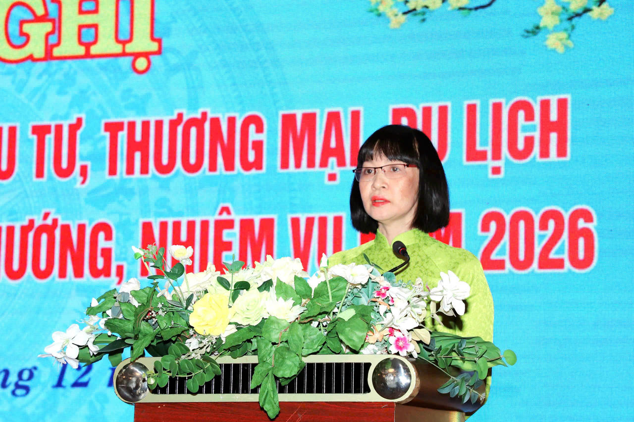 Bà Quảng Xuân Lụa, Giám đốc Trung tâm Xúc tiến Đầu tư, Thương mại và Du lịch tỉnh An Giang phát biểu tại Hội nghị.