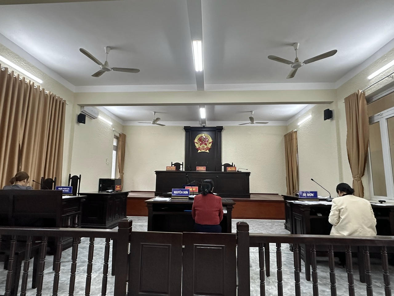 Phiên toà chiều 25/12 phải dừng để hoàn thiện một số thủ tục tố tụng.