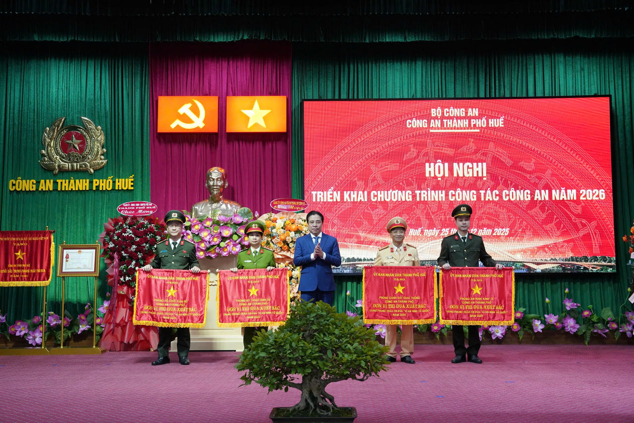 Chủ tịch UBND thành phố trao cờ thi đua cho các đơn vị xuất sắc trong phong trào thi đua vì an ninh Tổ quốc.
