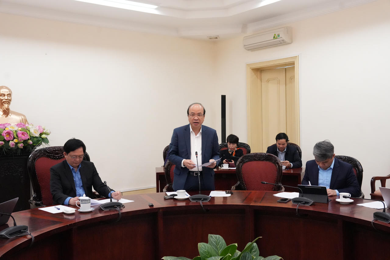 Thứ trưởng Phan Chí Hiếu báo cáo tại buổi làm việc