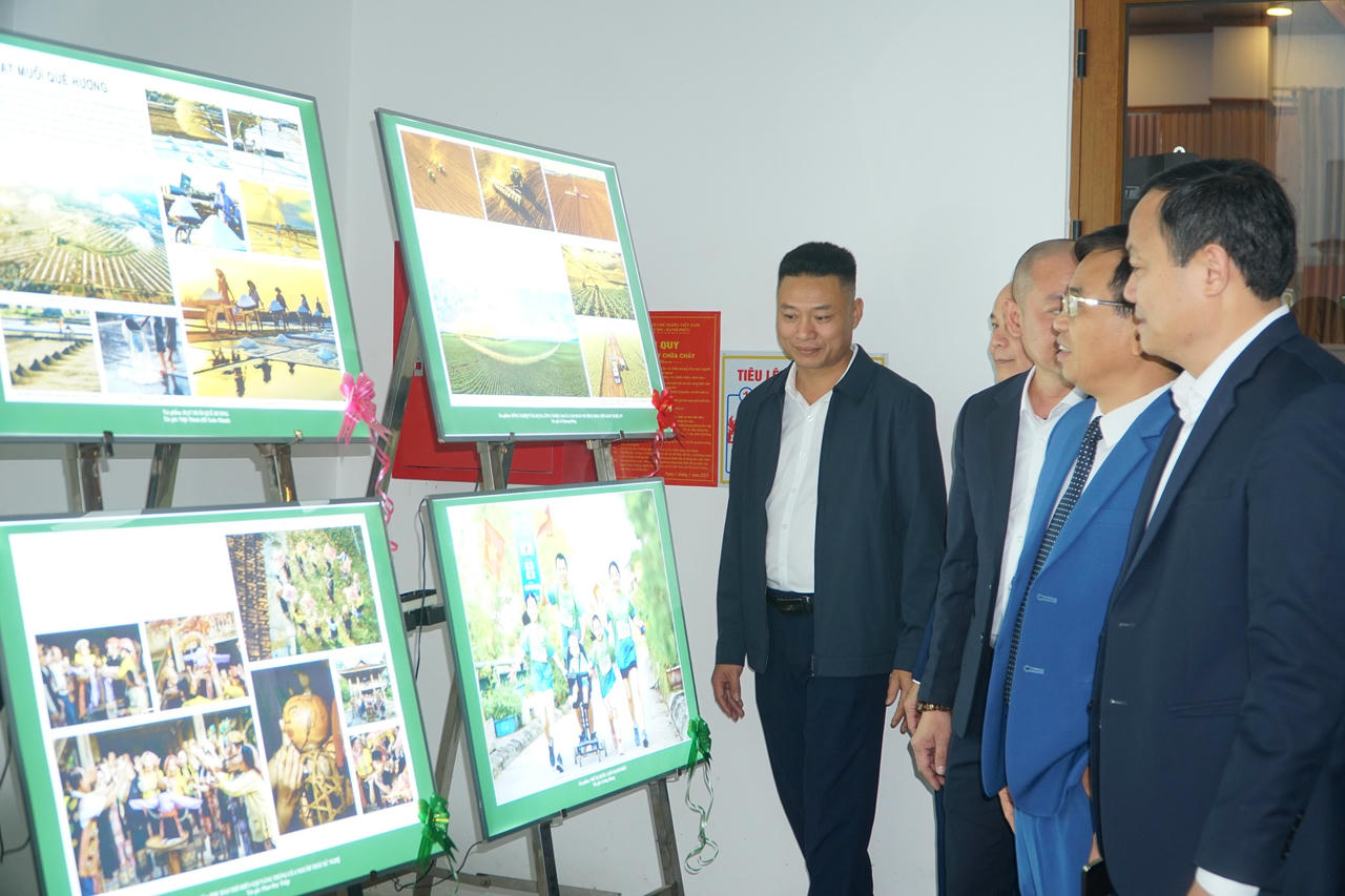 Các đại biểu tham quan khu trưng bày tác phẩm đạt giải Cuộc thi ảnh, video "Nghệ An hạnh phúc - Happy Nghệ An 2025". Ảnh: Tuyết Lan