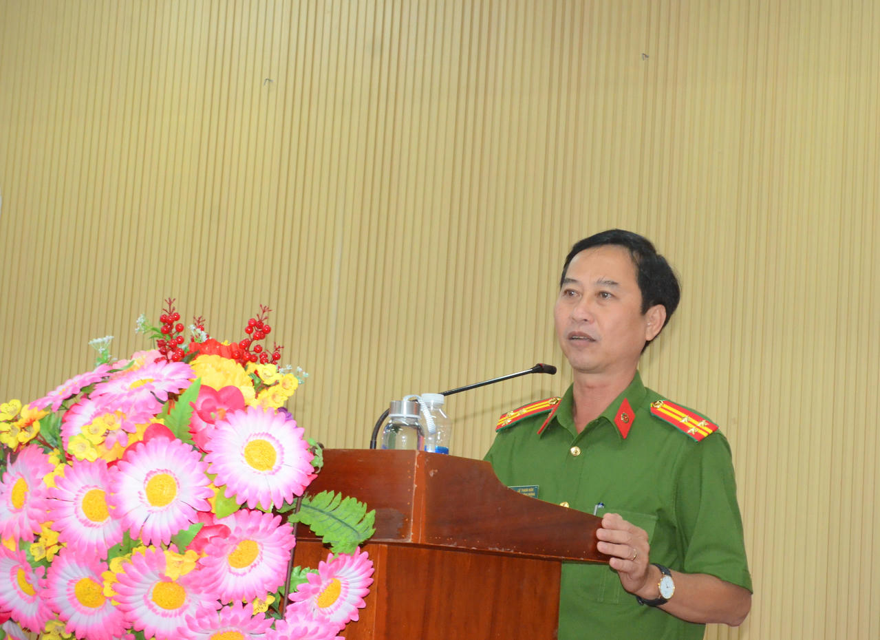 Báo cáo viên Thượng tá Lê Thanh Hận - Phó Trưởng phòng Cảnh sát hình sự, Công an tỉnh Cà Mau, trình bày chuyên đề về xử phạt vi phạm hành chính trong lĩnh vực an ninh, trật tự, an toàn xã hội; phòng, chống tệ nạn xã hội và bạo lực gia đình theo Nghị định số 282/2025/NĐ-CP của Chính phủ.