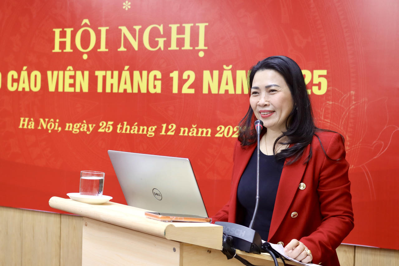 TS. Phạm Thu Hà, Vụ trưởng Vụ Nghiên cứu – Dư luận xã hội, Ban Tuyên giáo và Dân vận Trung ương trình bày chuyên đề “Công tác nắm bắt dư luận xã hội trong tình hình hiện nay”.