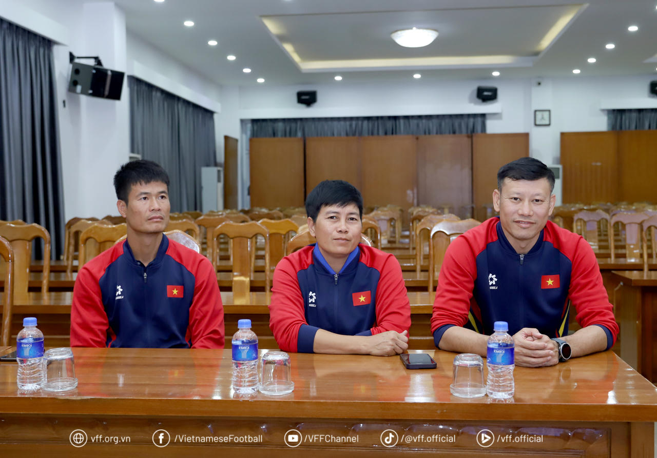 HLV Thạch Bảo Khanh đã hoàn thành khoá học HLV cấp cao của AFC (Ảnh VFF)