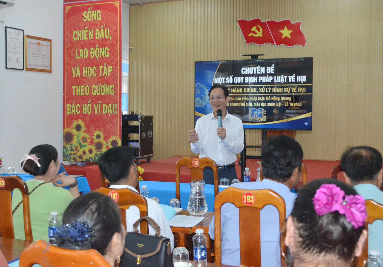 Báo cáo viên Đỗ Hồng Quang – Trưởng phòng Phổ biến, giáo dục pháp luật (Sở Tư pháp tỉnh Cà Mau) trình bày chuyên đề về các quy định pháp luật liên quan đến họ, hụi, biêu, phường theo Nghị định số 19/2019/NĐ-CP của Chính phủ.