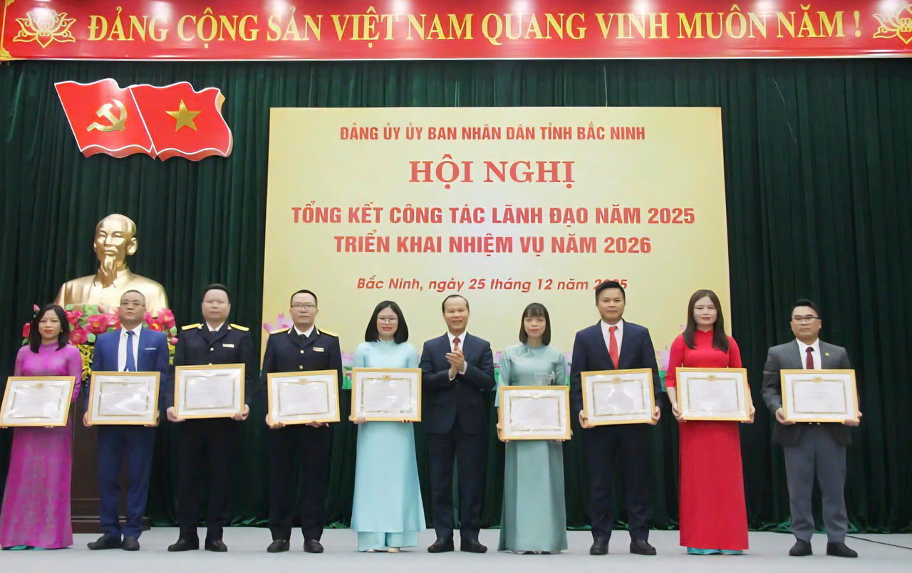 Ông Mai Sơn, Phó Chủ tịch UBND tỉnh trao Giấy khen của Đảng ủy UBND tỉnh cho các Đảng viên hoàn thành xuất sắc nhiệm vụ