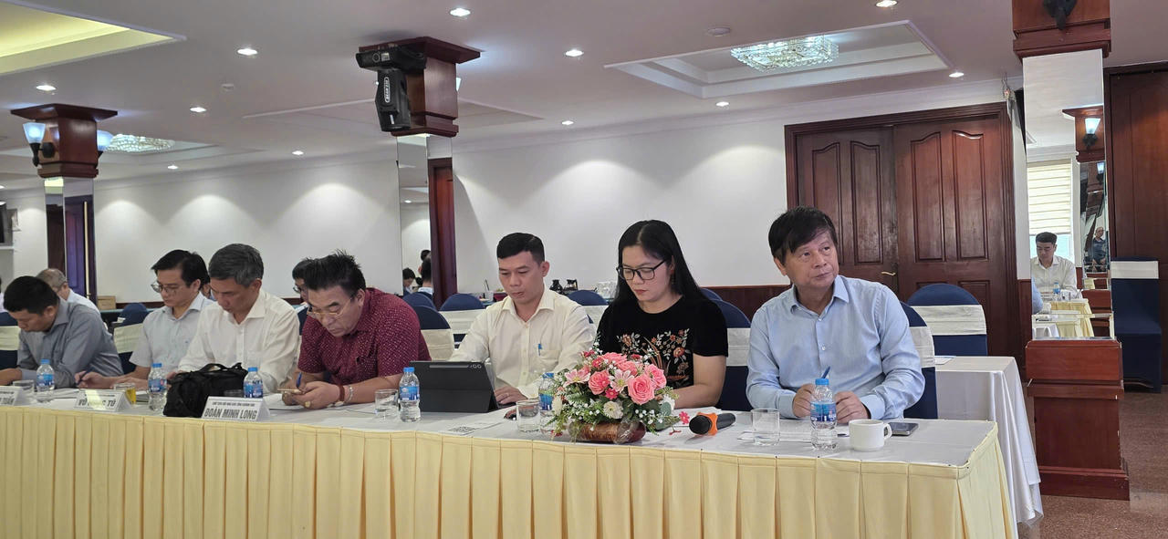 Nhà báo Trần Trọng Dũng và các đại biểu tại Toạ đàm.