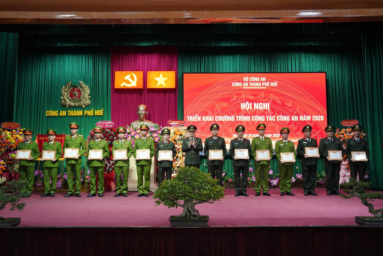 Giám đốc công an thành phố trao tặng danh hiệu cho các đơn vị quyết thắng.
