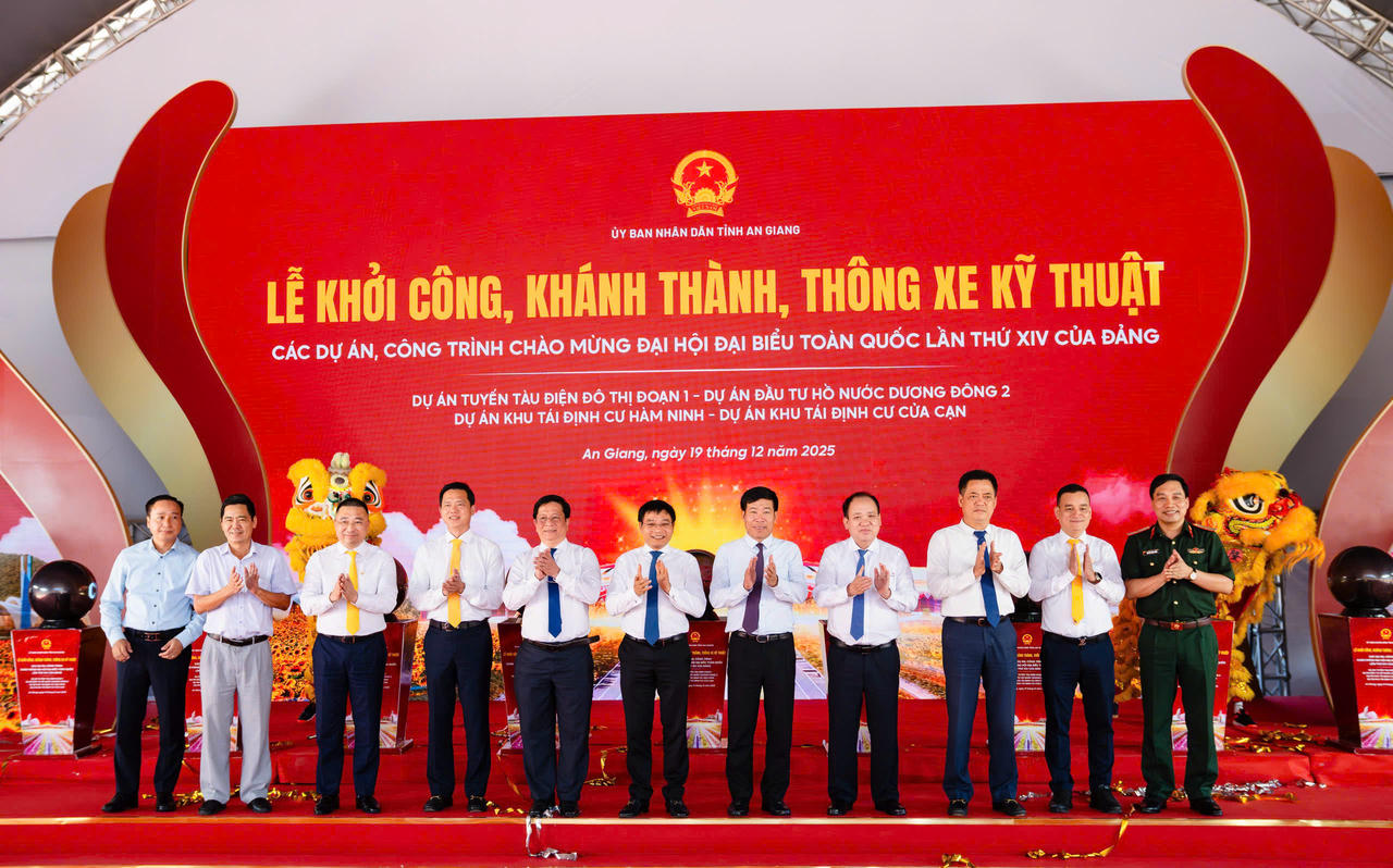 Lãnh đạo bộ, ngành Trung ương, tỉnh An Giang, đặc khu Phú Quốc thực hiện nghi thức khởi công các dự án: Tuyến tàu điện đô thị đoạn 1, hồ nước Dương Đông 2; khu tái định cư Cửa Cạn; khu tái định cư Hàm Ninh.