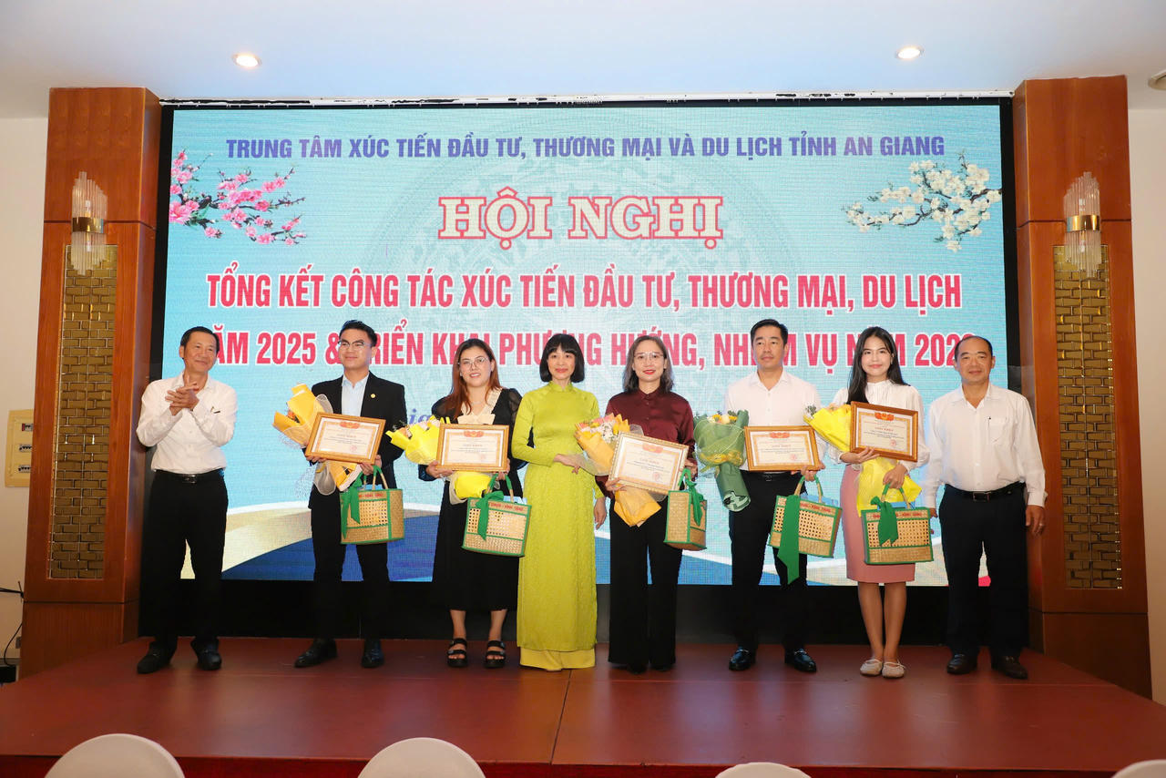 Các doanh nghiệp nhận giấy khen của Trung tâm Xúc tiến Đầu tư Thương mại và Du lịch tỉnh.