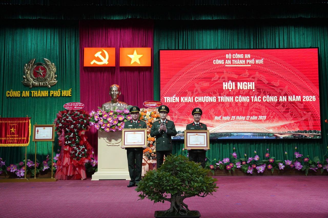 Thứ trưởng Lê Quốc Hùng trao Bằng khen của Thủ tướng Chính phủ cho 1 tập thể và 1 cá nhân.
