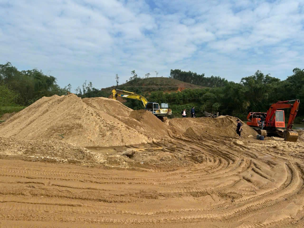 Khu vực tập kết cát với khối lượng lớn được phát hiện ngoài phạm vi cấp phép.