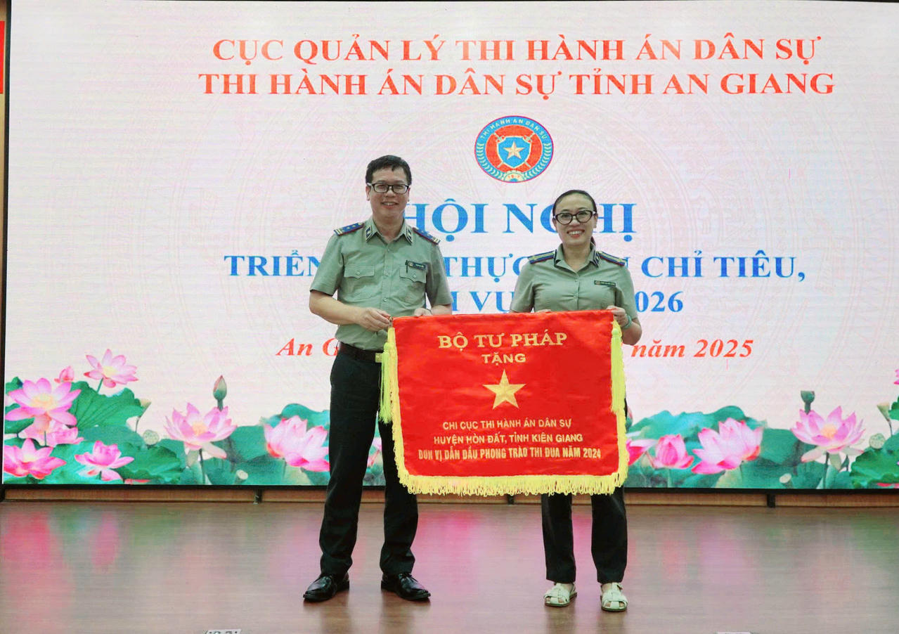 Bộ Tư pháp tặng cờ thi đua cho chi cục Thi hành án dân sự huyện Hòn Đất (tỉnh Kiên Giang), đơn vị dẫn đầu phong trào thi đua năm 2024.