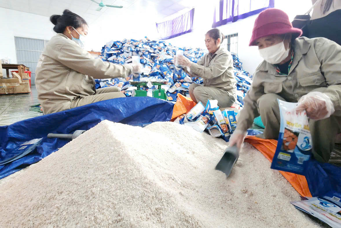 Mô hình muối hầm mở ra hướng phát triển bền vững cho nghề làm muối. (Ảnh trong bài: Ngô Toàn)