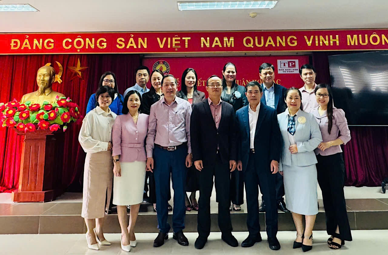 Hai bên chụp ảnh lưu niệm.