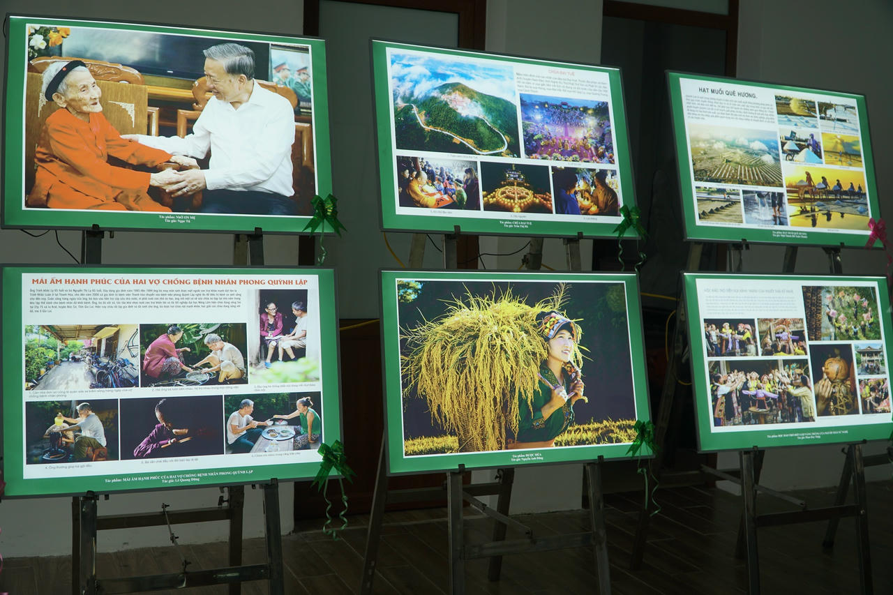 Trưng bày các tác phẩm đạt giải tại sự kiện. Ảnh: Tuyết Lan