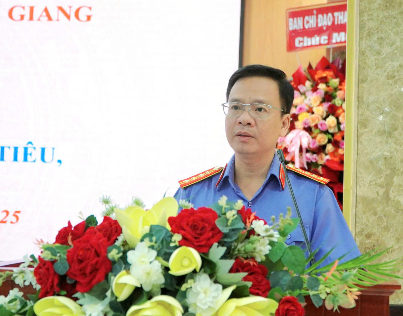 Ông Hồ Tiến Dũng - Phó Viện trưởng Viện Kiểm sát nhân dân tỉnh An Giang phát biểu tại Hội nghị