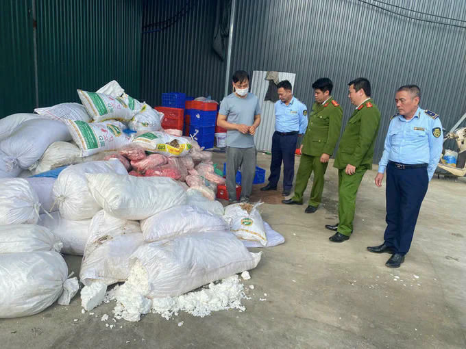 Phát hiện, xử lý hơn 2 tấn thực phẩm không hóa đơn, không bảo đảm an toàn