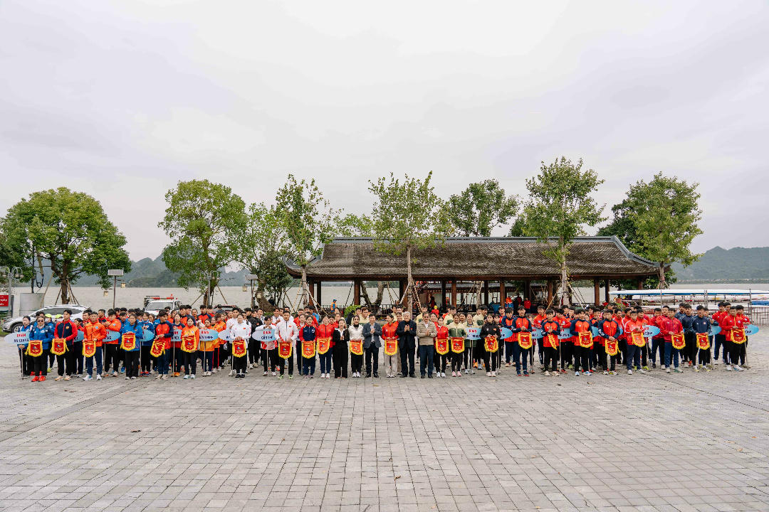 Ban Tổ chức tặng cờ lưu niệm cho các đội tham gia giải. (Ảnh: Hoa Hiên)