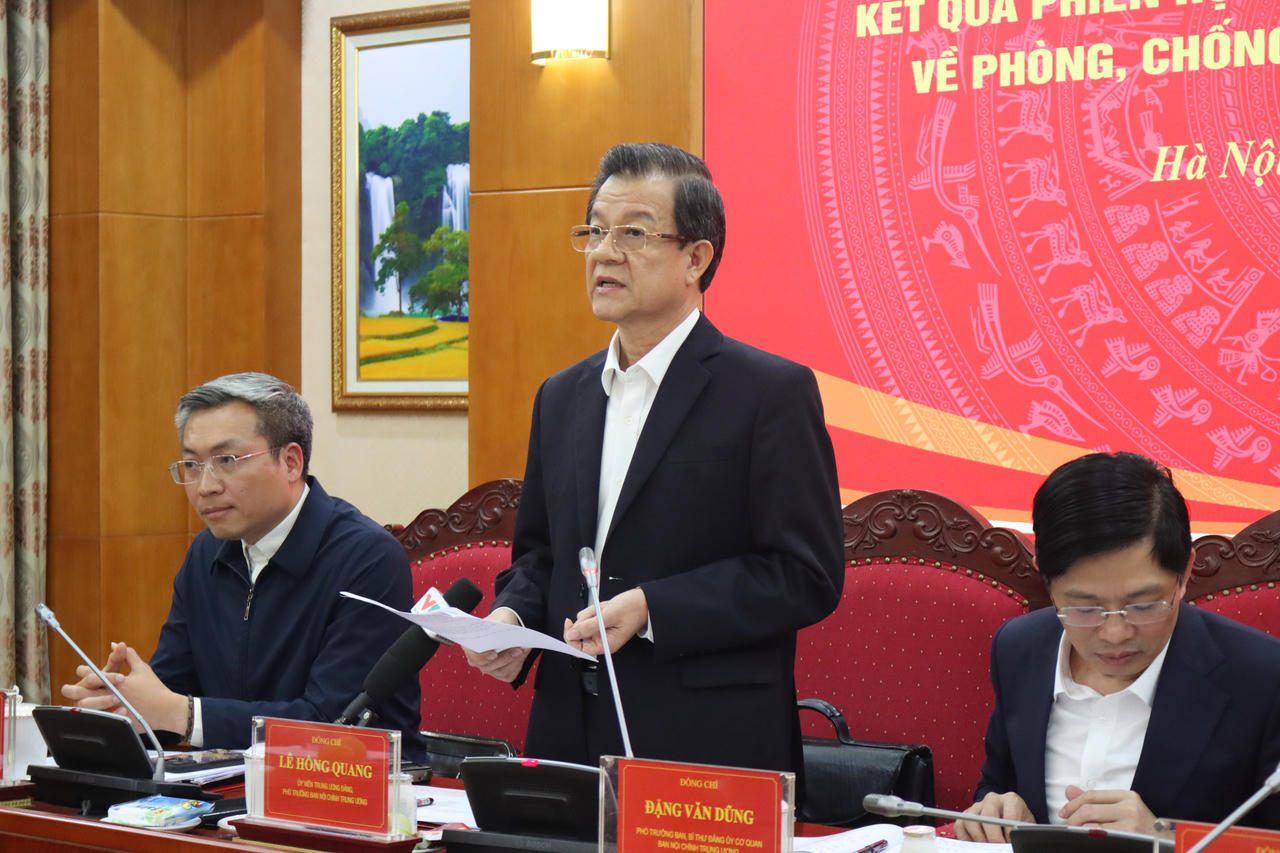 Phó Trưởng Ban Nội chính TƯ Lê Hồng Quang trả lời tại cuộc họp.