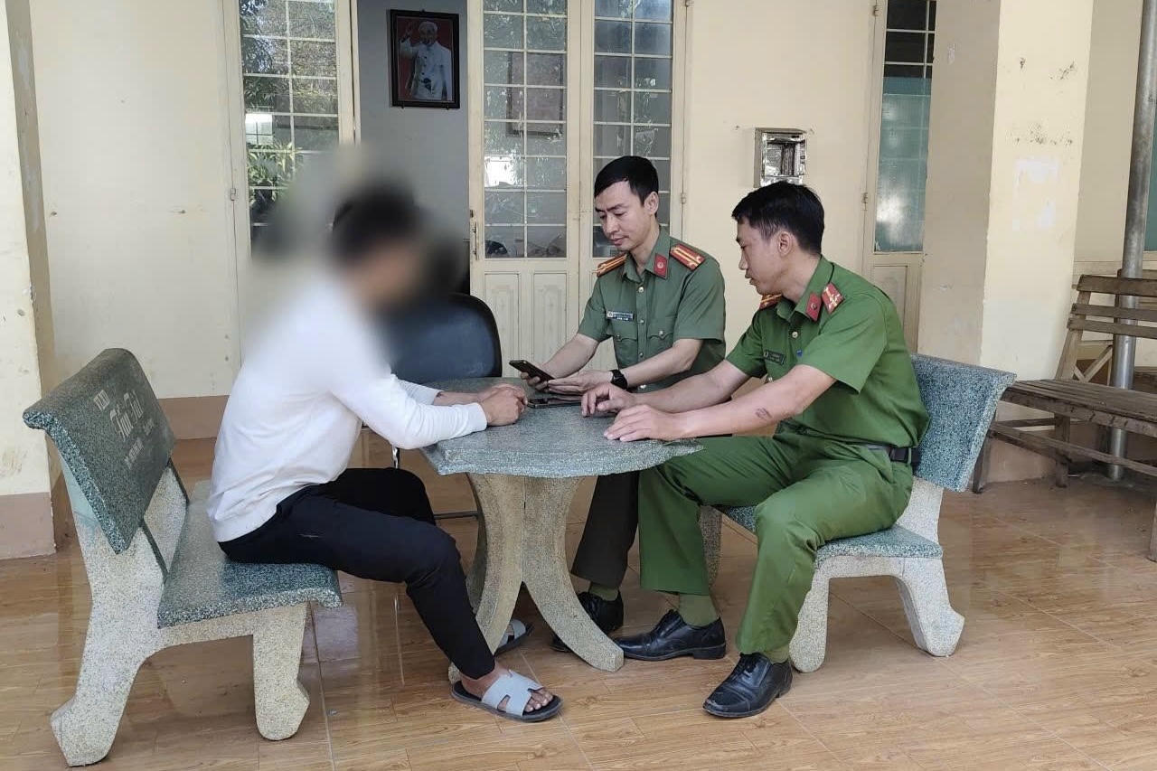 Anh T đang trình bày sự việc với cán bộ Công an xã Tân Hưng.